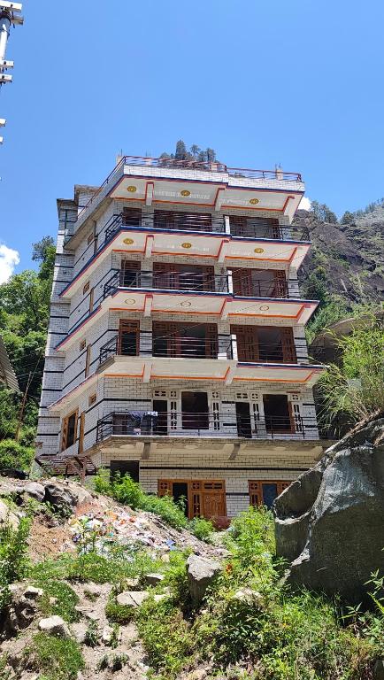 ein hohes Gebäude auf einem Hügel in der Unterkunft Parvati's Edge in Kasol