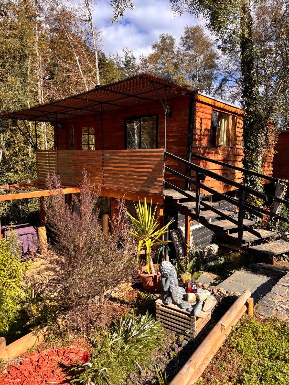 a log cabin in the woods with a garden at Cabaña en el bosque, Valdivia in Valdivia