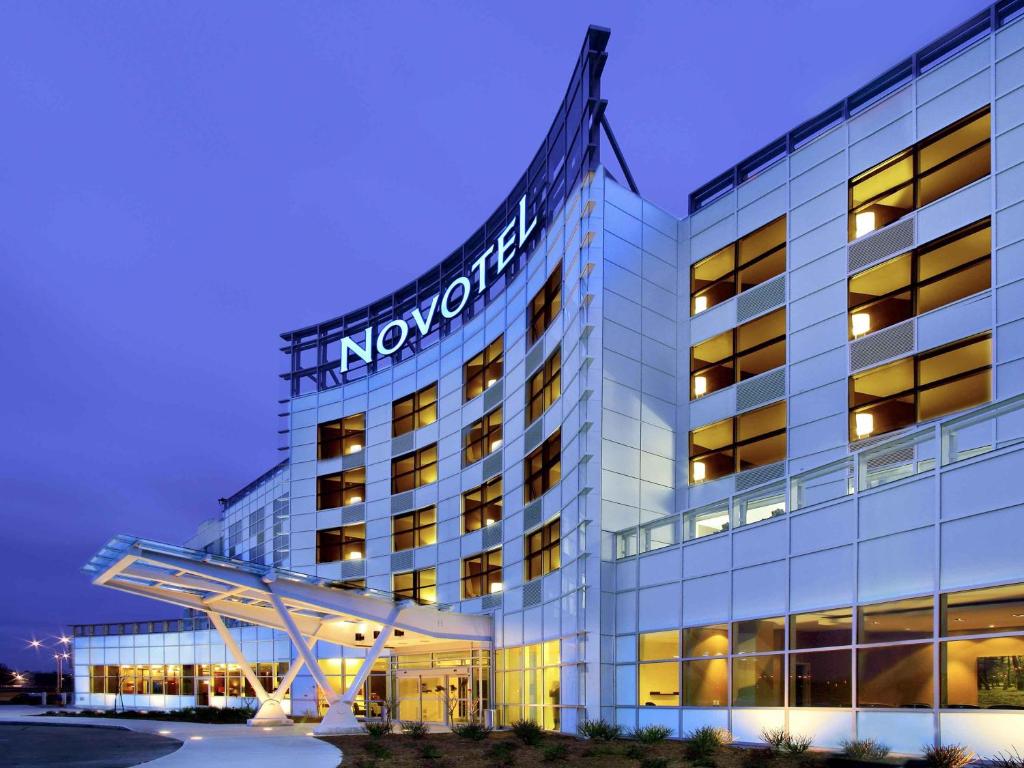 an image of an innovation hotel at night at Novotel Montréal Aéroport in Dorval
