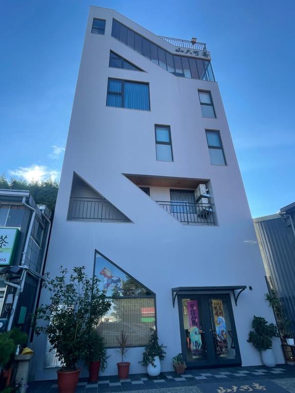 a building with a large letter e on it at Shan Da Ke Qi Min Su in Zhonghe