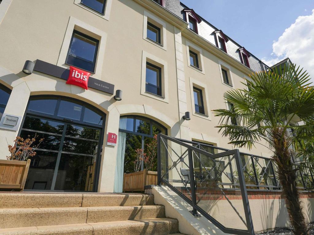 a building with a sign that reads hos at Hôtel Ibis Vitré Centre Ville climatisé in Vitré