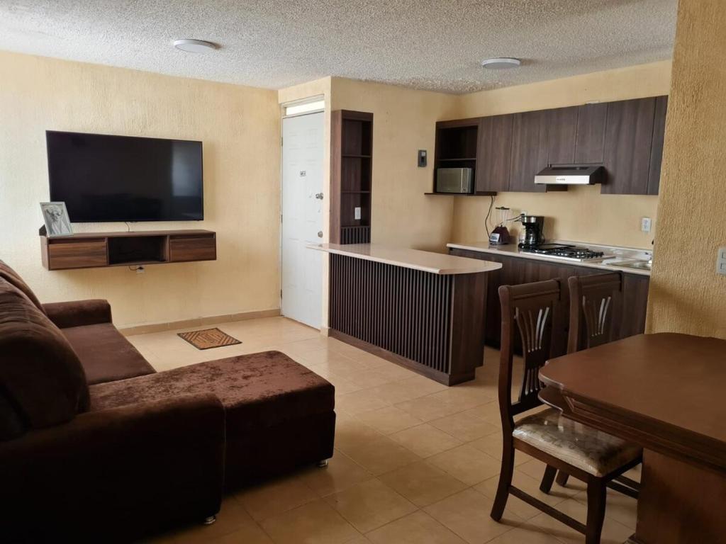 a living room with a couch and a kitchen at Full Apartment Teotihuacan Centro in San Juan Teotihuacán