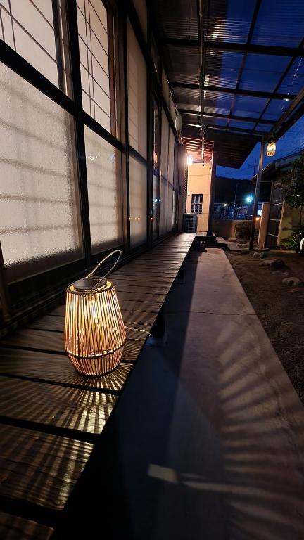 a basket sitting on a bench in a building at 足利すまいるハウス in Ashikaga