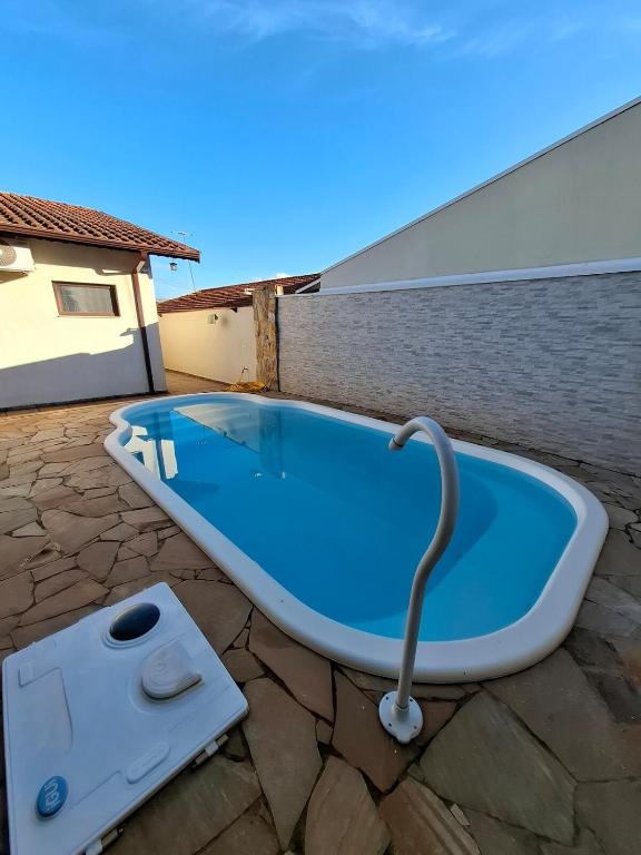 a bath tub sitting on top of a patio at Casa c Piscina em Holambra in Holambra