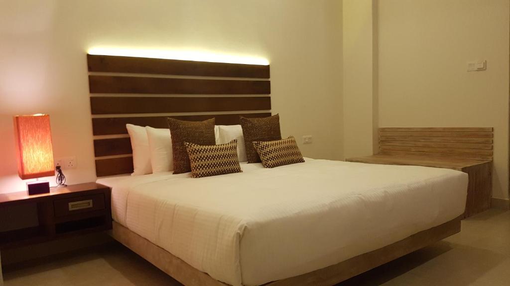 Postel nebo postele na pokoji v ubytování Hotel Cloud 9 Negombo