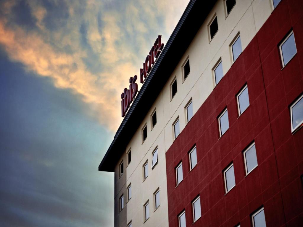 a group of people sitting on top of a building at ibis Canoas Shopping in Canoas