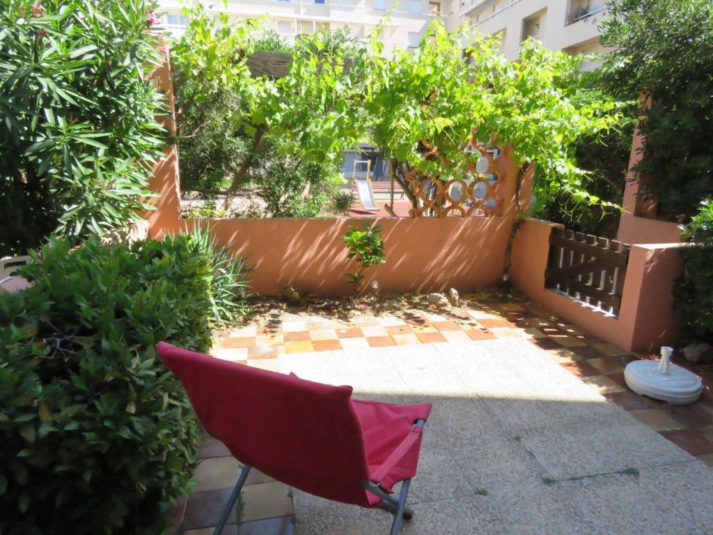 T2 cabine climatisé avec jardin, parking inclus