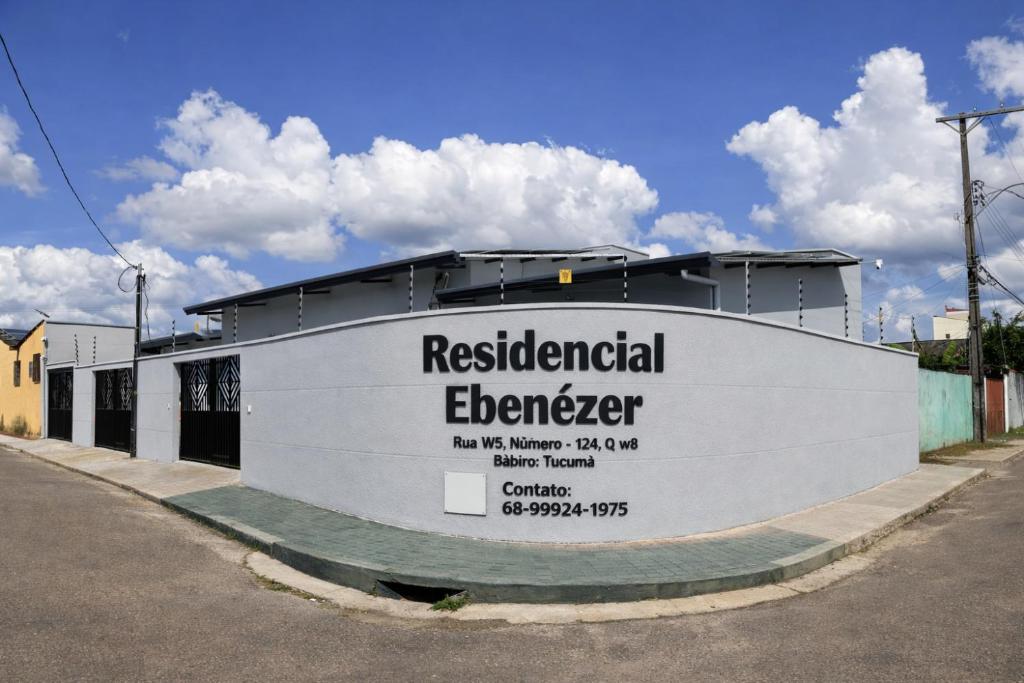 a building with a sign on the side of it at Residencial Ebenezer conforto perto da ufac in Rio Branco