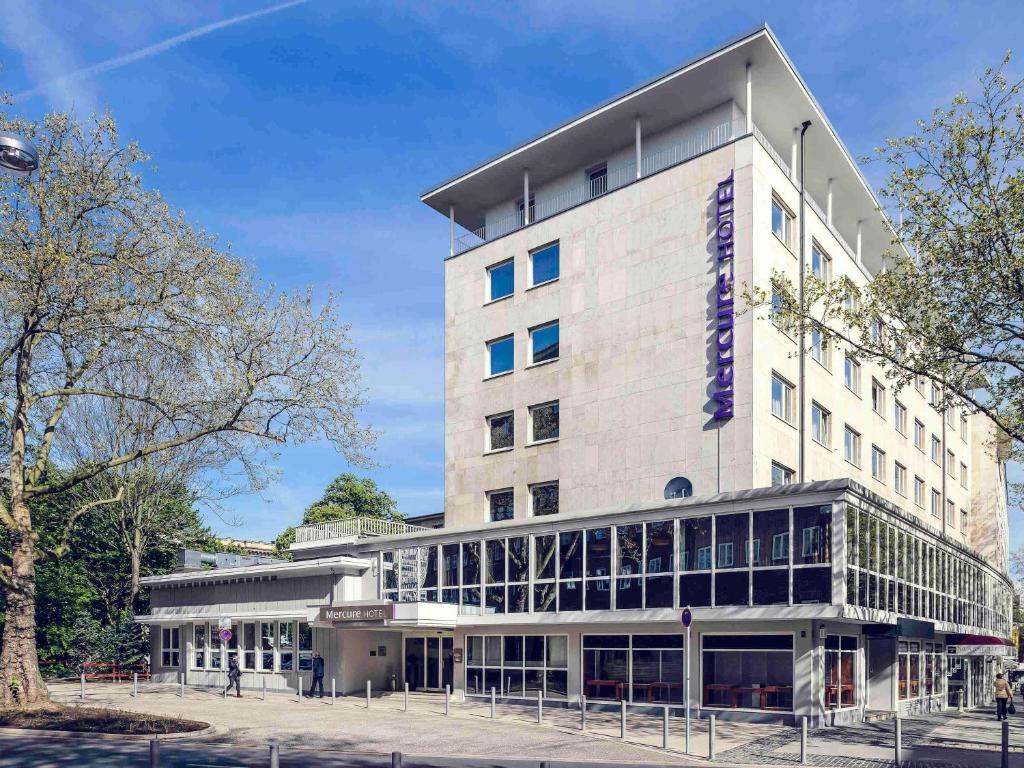 a large white building with a lot of windows at Mercure Hotel Dortmund Centrum in Dortmund