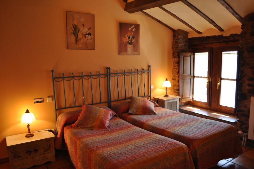sypialnia z 2 łóżkami i 2 lampami w obiekcie La Cuculla w mieście Ezcaray