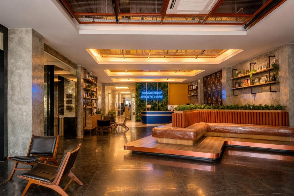 eine Lobby mit einer Ledercouch und einem Tisch in der Unterkunft Summerday Hotel in Ulin