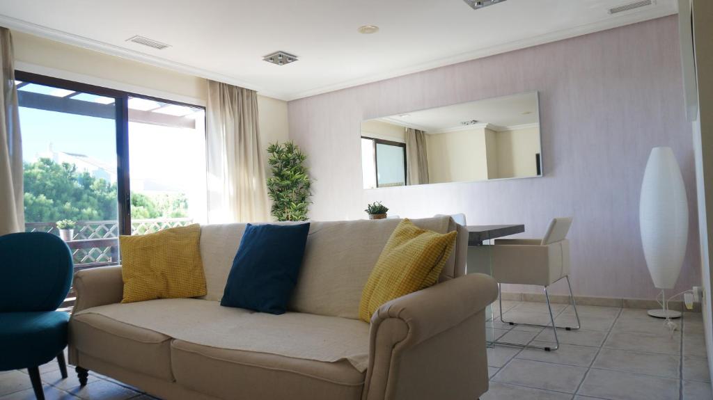 - un salon avec un canapé et un miroir dans l'établissement Apartment Calcada, à Albufeira