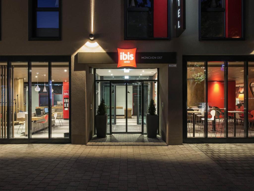 a store front with a big sign on the door at Ibis Muenchen City Ost in Munich