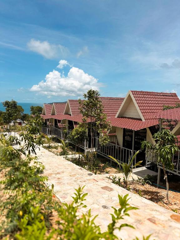 a row of houses with red roofs at Sunrise Bungalows in Kaôh Rŭng (3)