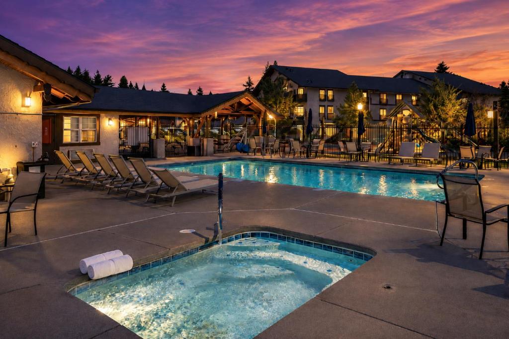 a swimming pool with chairs and a hotel at Edelweiss Escape in Leavenworth