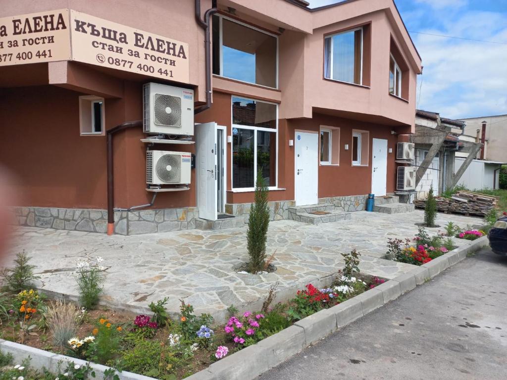a building with flowers in front of it at Къща Елена in Yagoda