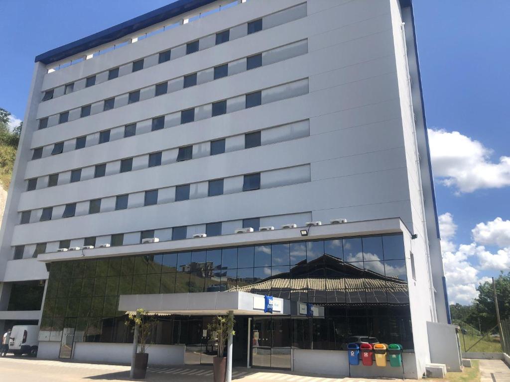 a large white building with a lot of windows at ibis budget Muriae in Muriaé