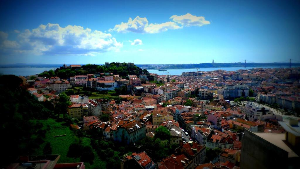 una vista aérea de una ciudad con edificios y agua en Albergaria Senhora do Monte, en Lisboa