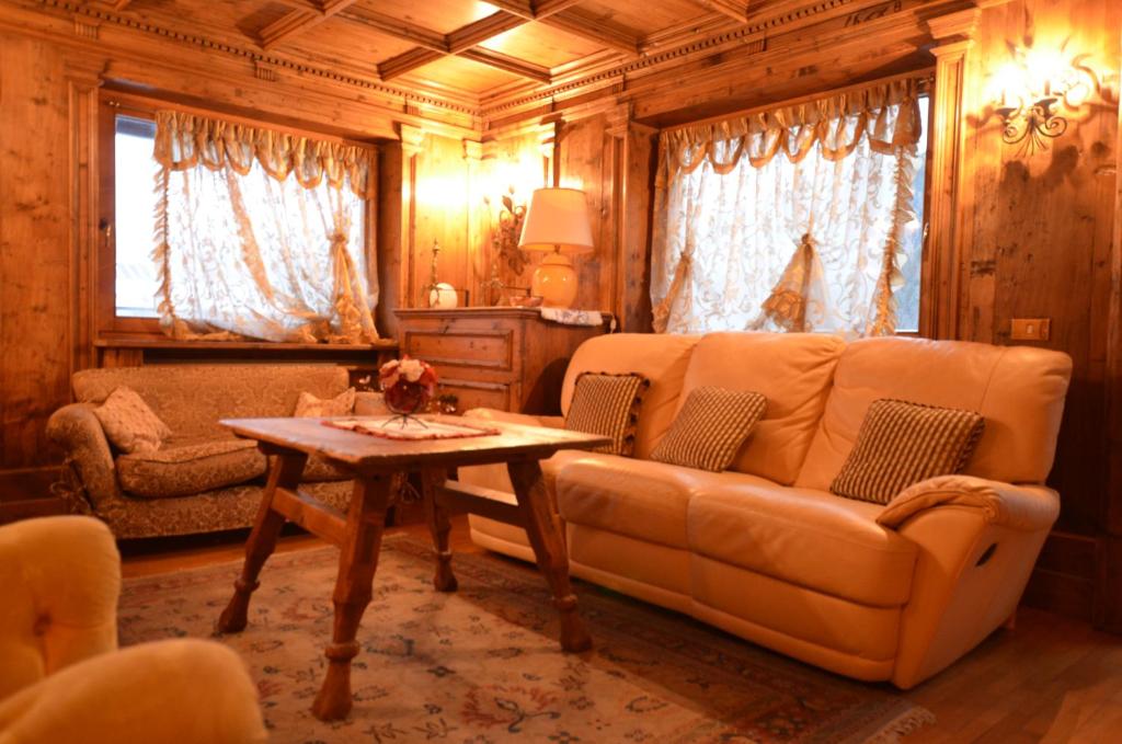 a living room with a couch and a table at Cá Enrosadira Piano Secondo in San Vito di Cadore