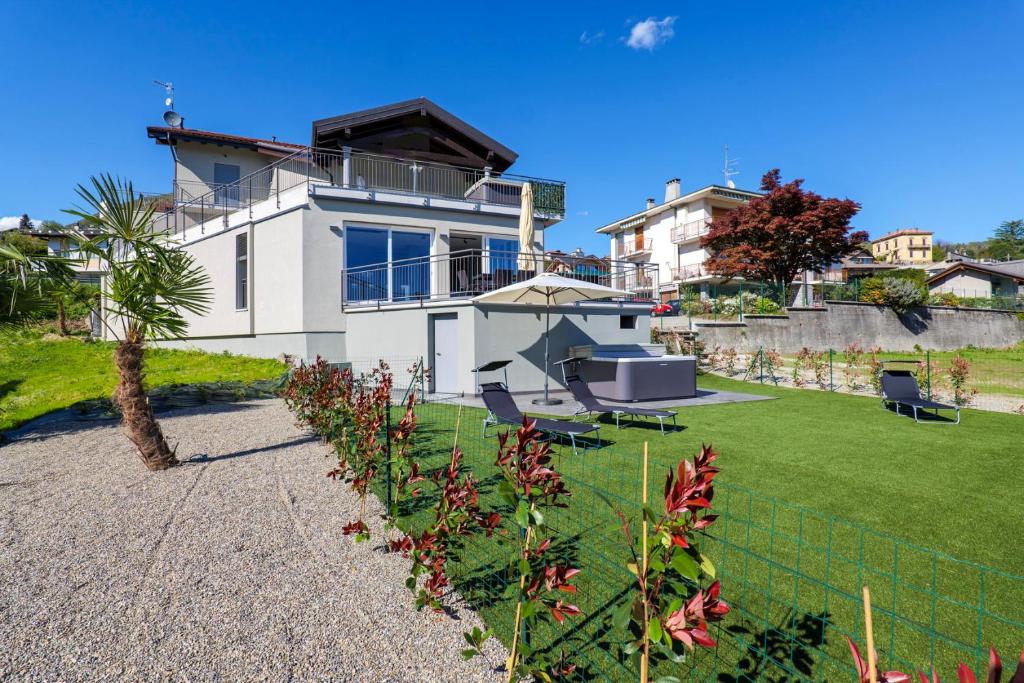 a large white house with a yard with plants at Villa Spa Nipotine Casa Sorelle in Cissano