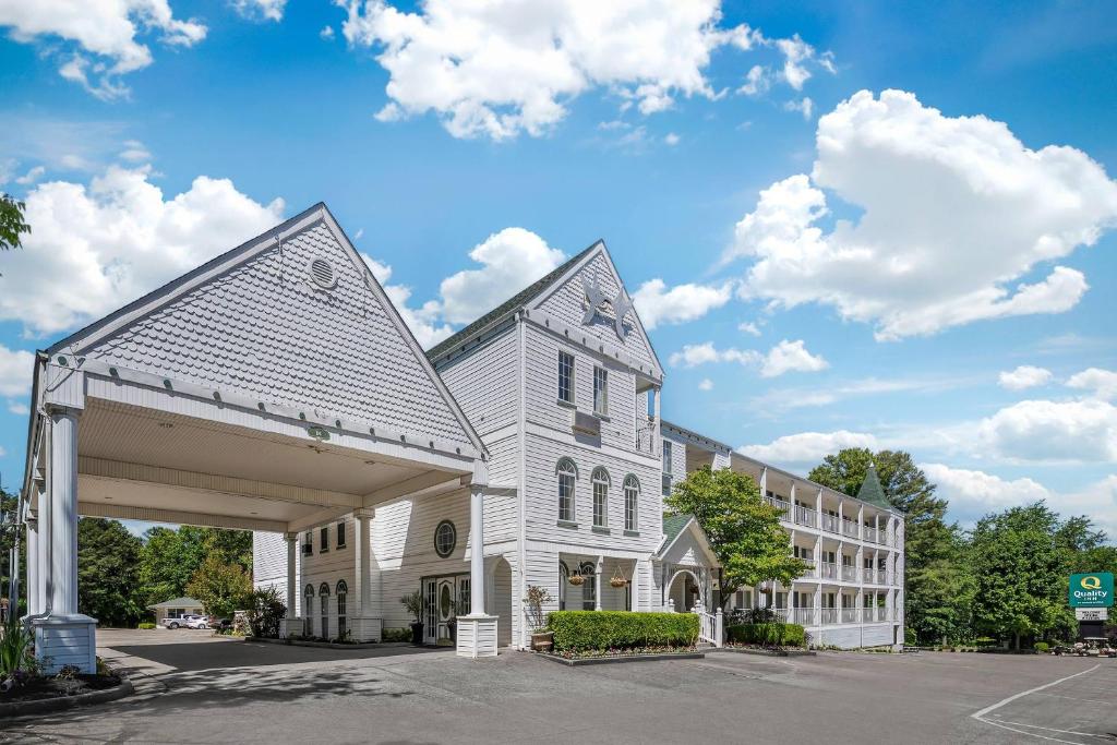 a large white building with a large overpass at Quality Inn Eureka Springs South in Eureka Springs