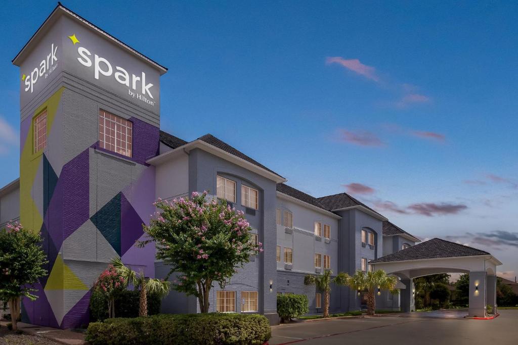 a rendering of the front of a spartan hotel at Spark By Hilton Missouri City in Missouri City