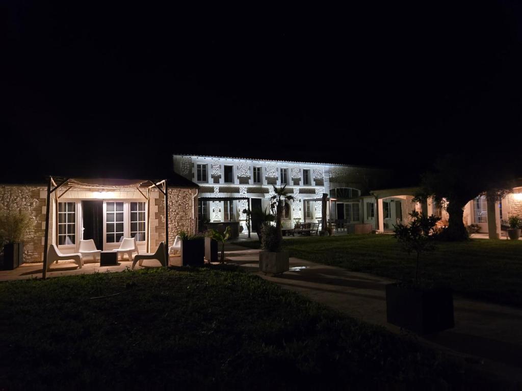 a house at night with lights illuminating the yard at Les Anges de la Vigne par Lisca Begay in Biron