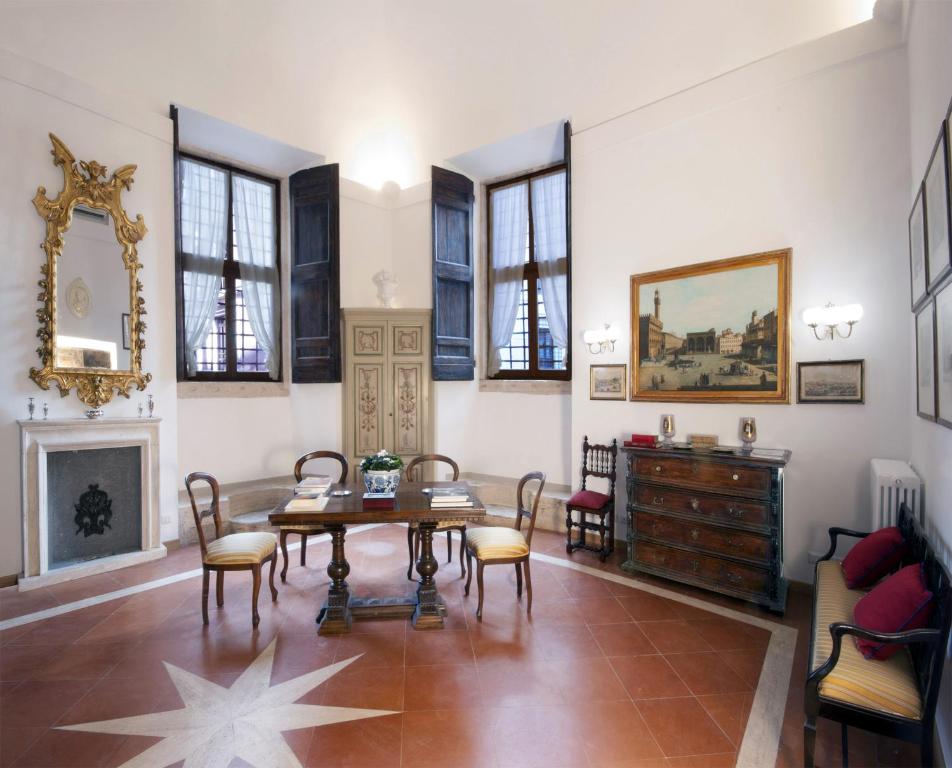 ローマにあるCampitelli Fascinating Apartmentのリビングルーム(テーブル、椅子、暖炉付)