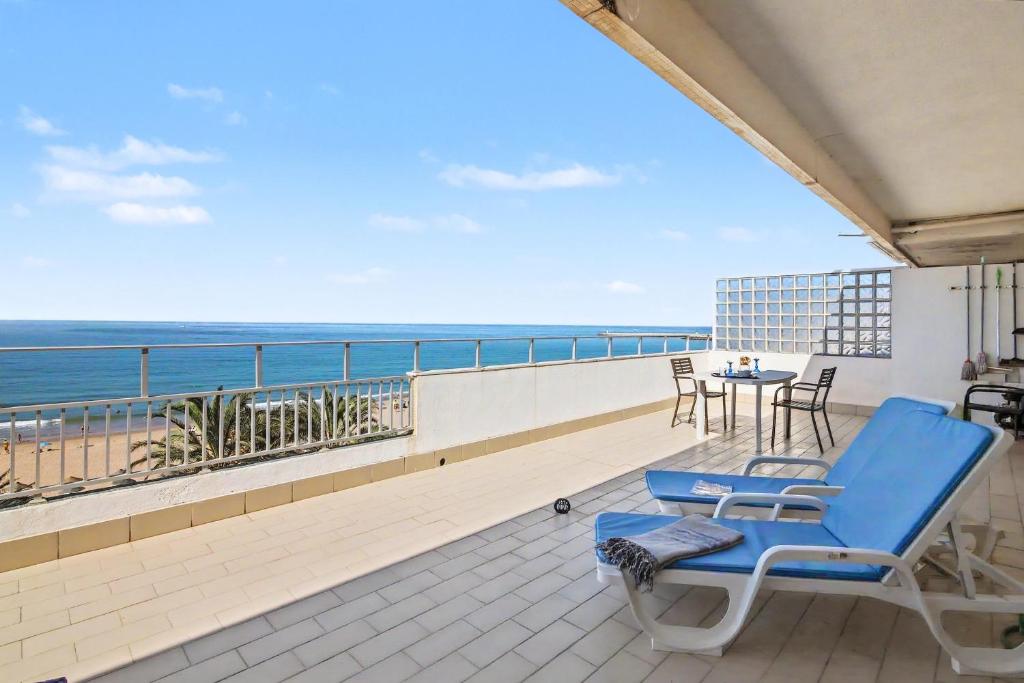 T1 com terraço em frente a praia