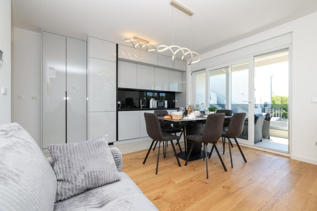 Modern 2-Bedroom Apartment Near Old Town with Free Parking