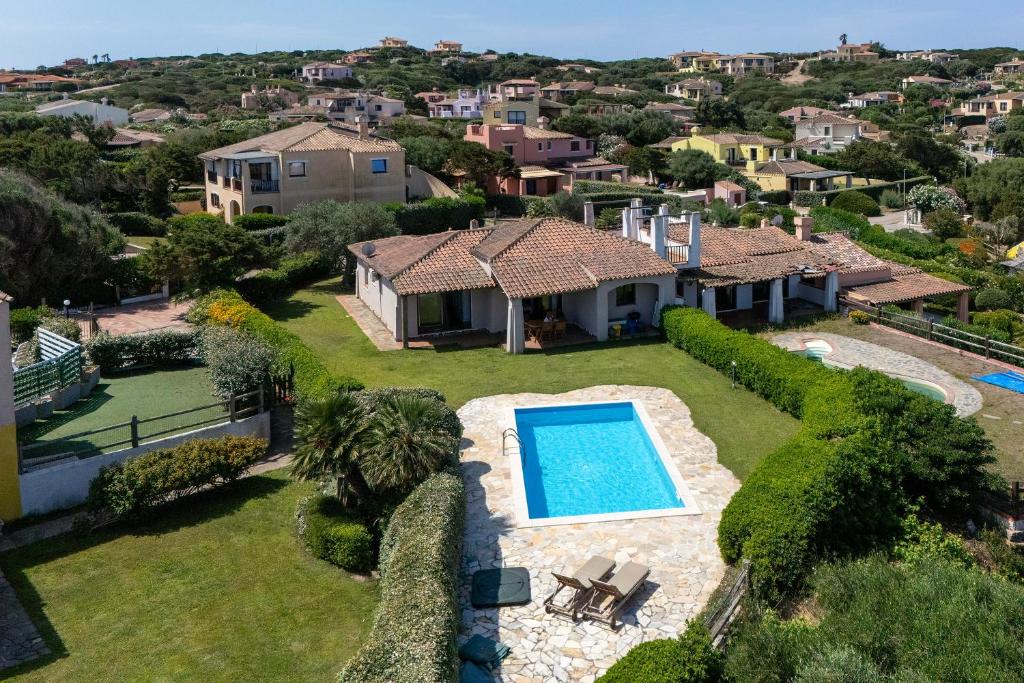 an aerial view of a house with a swimming pool at Villa Glory piscina privata in Cuile Pazzoni