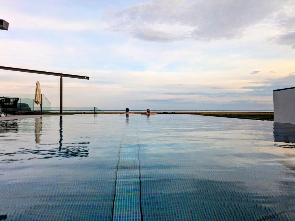 Swimmingpoolen hos eller tæt på Weingut & Gästehaus zum Seeblick - Familie Sattler
