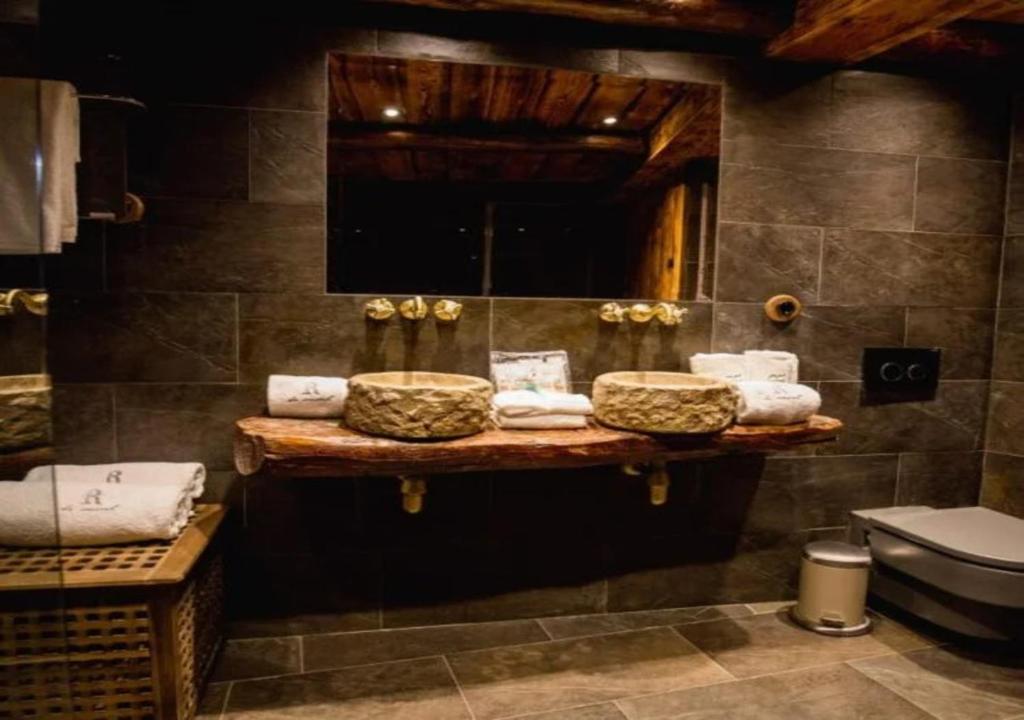 a bathroom with two sinks and a mirror at Casa Rural Mariola in Ordino