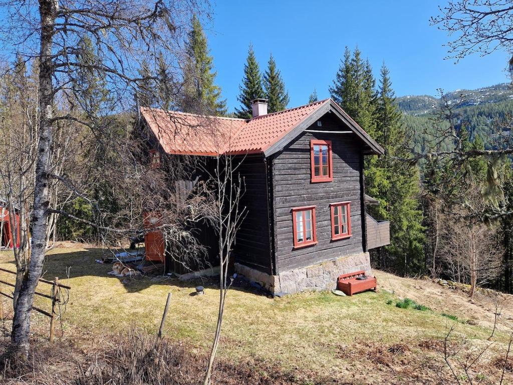 a small house sitting on top of a field at Åreholtet log cabin, Norway in Kleppo