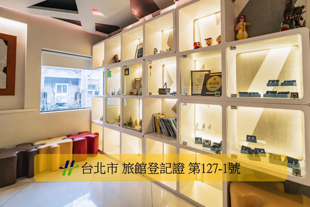 a shelf display cabinet bookcase shelf display cabinet bookcase display cabinet bookcase shelf at Hotel Puri Taipei Station Branch in Taipei