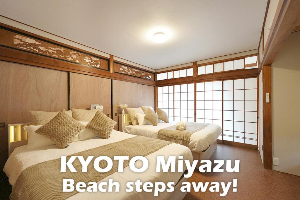 a bedroom with two beds in a room at The CATAN 宮津 in Yura