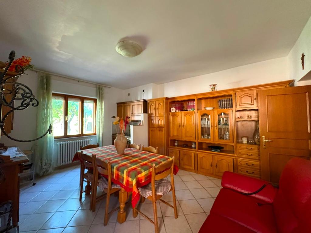 a kitchen with a table and chairs in a room at Da Gabriele è vacanza in Gubbio