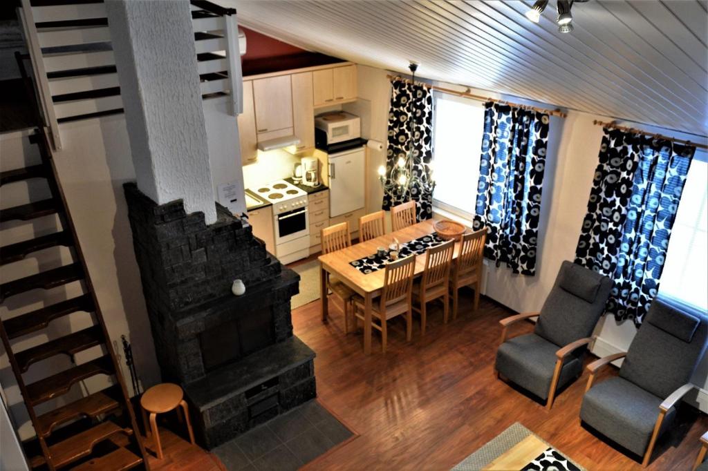 Vista aérea de una cocina y sala de estar con chimenea en Polar Star Apartments, en Levi