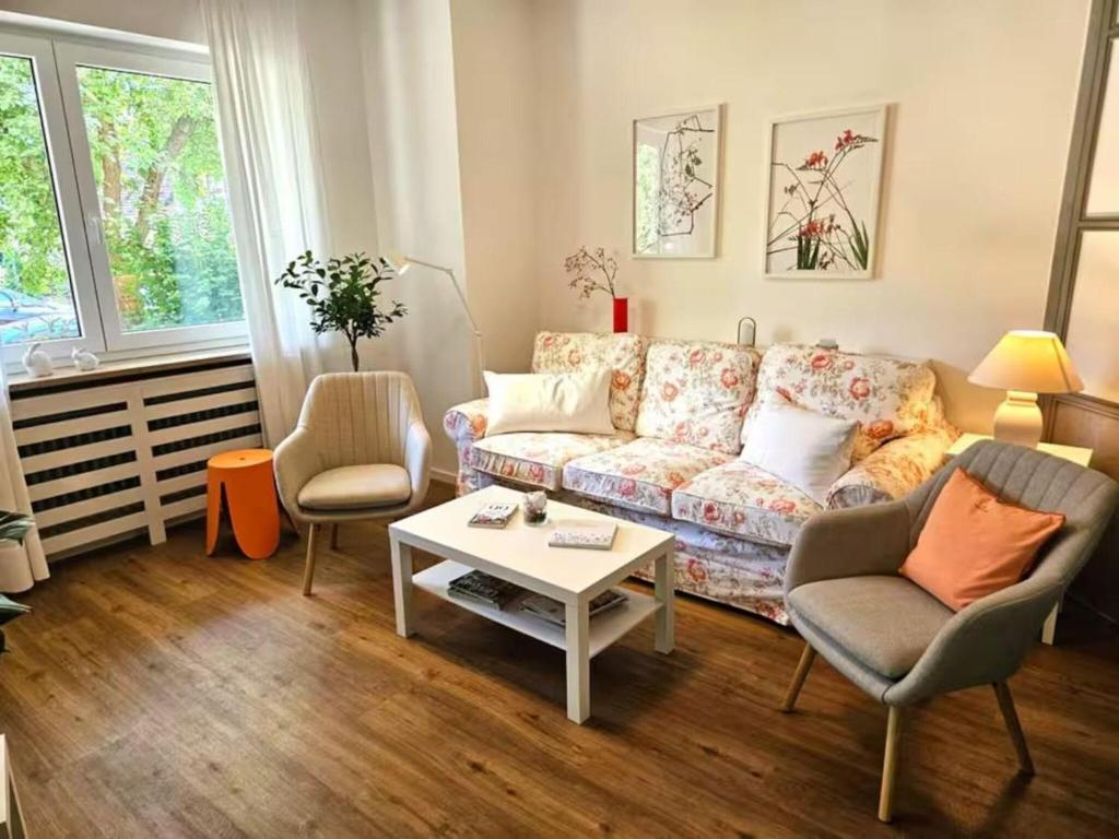 a living room with a couch and two chairs at Petit Fleur in Marktleuthen