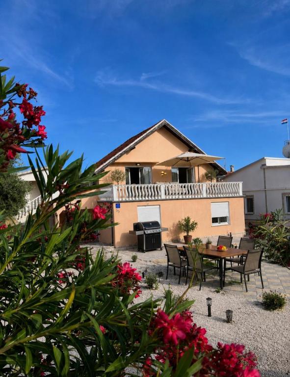a house with a patio and a table and chairs at Ferienhaus Vedran in Vir