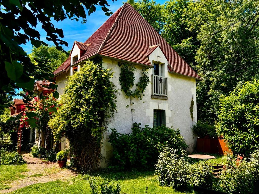 a small white house with a red roof at Clos Lujatis in Valençay