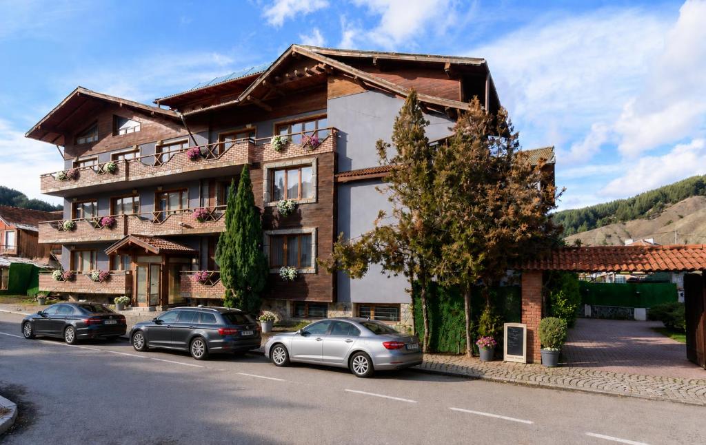 a building with cars parked in front of it at комплекс Иван и Петър in Belitsa