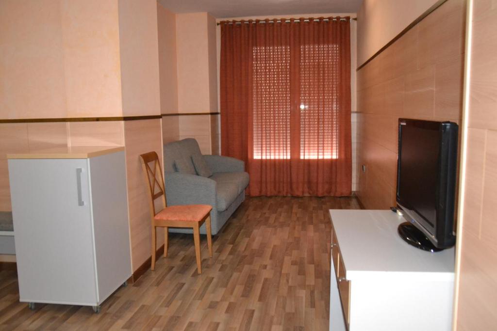 TV a/nebo společenská místnost v ubytování Hotel Pio XII Jumilla