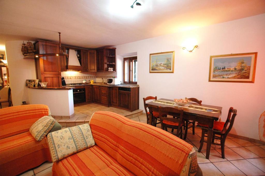Una cocina y una sala de estar con mesa y sillas. en Le Maree Susanna, en Rio Marina