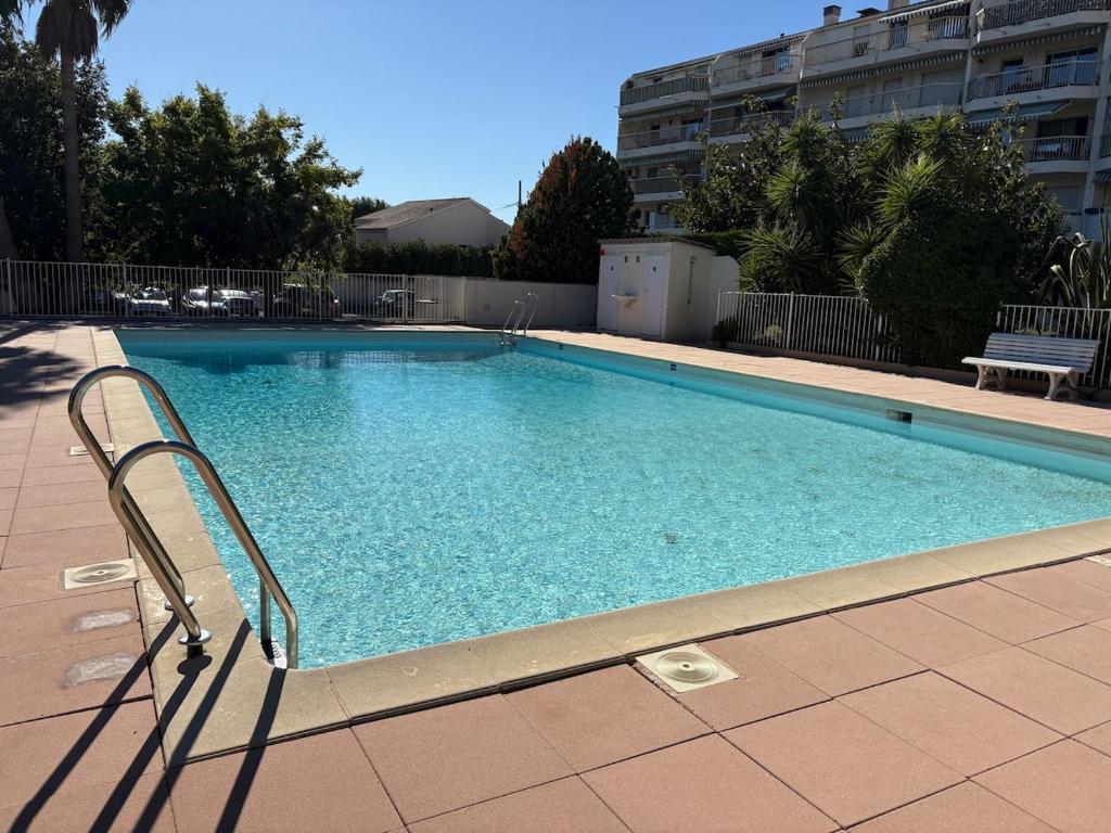 Studio moderne piscine terrasse parking 4pers
