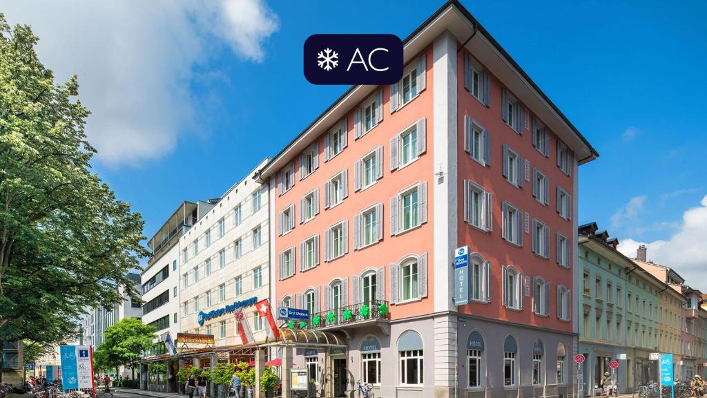 Hotel Wartmann am Bahnhof في فينترتور: مبنى عليه لافتة مكيف هواء على جانبه