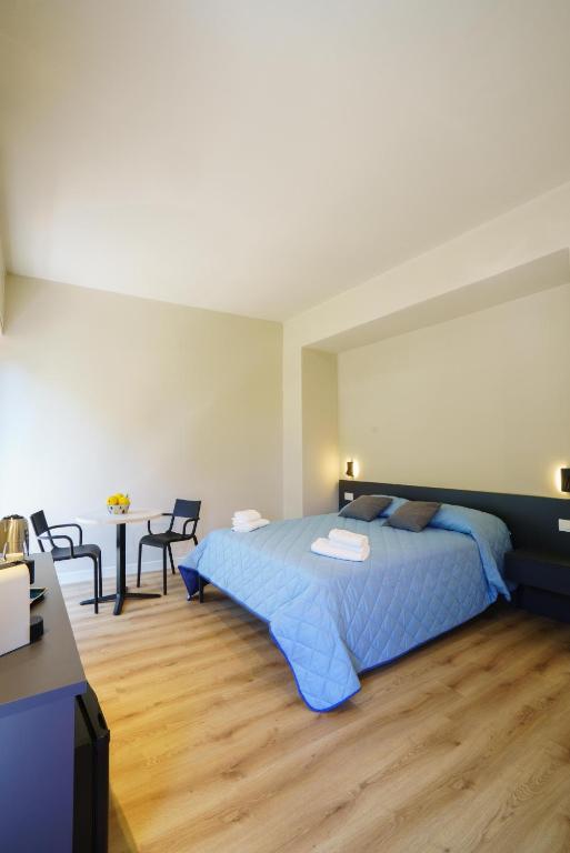 a bedroom with a blue bed and a table at Respiro di Mare in Riomaggiore