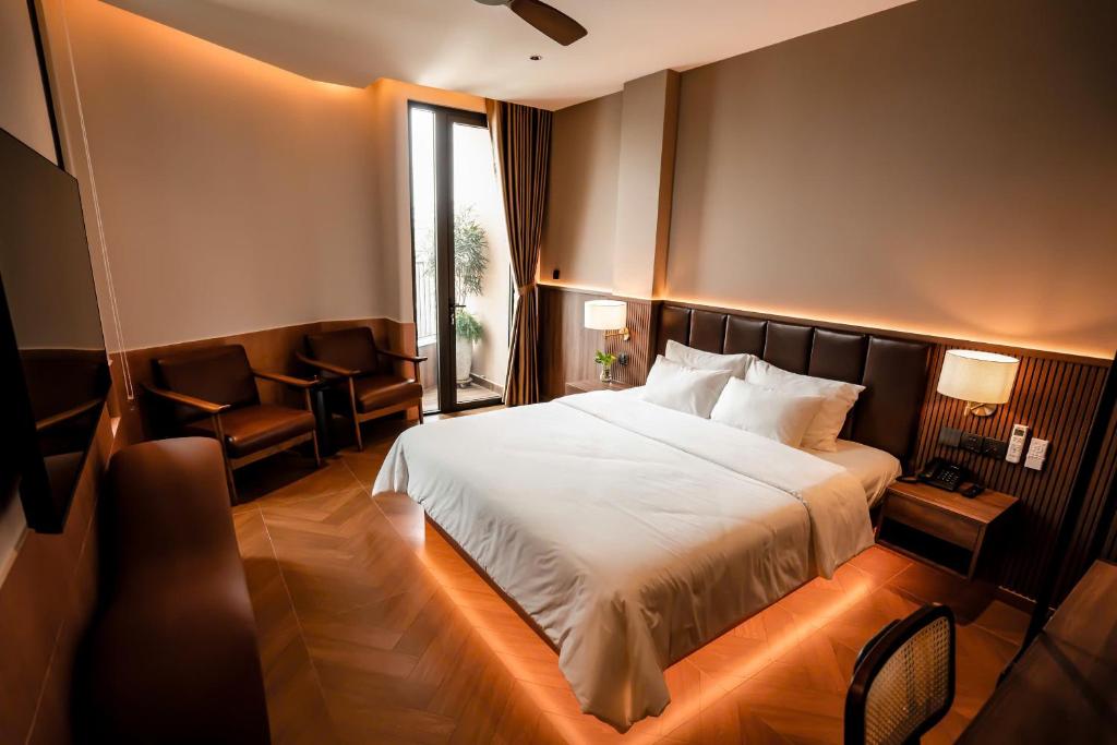 a hotel room with a bed and a window at Nhiên Hotel in Ho Chi Minh City