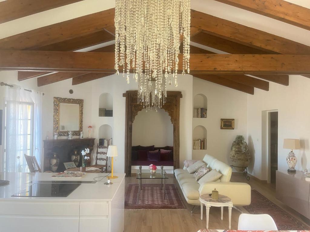 a large living room with a chandelier at Casa Sultana in Propriano