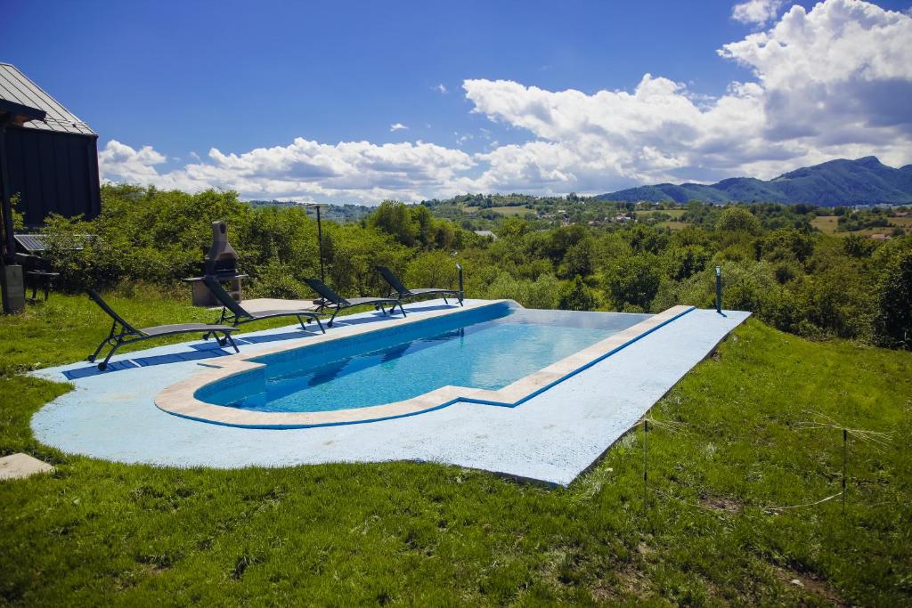 an empty swimming pool in a grassy field at SkyAtlas Hideaway in Sohodol